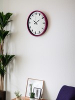 36 cm Pembe Dekoratif Duvar Saati – İnce Rakamlı Beyaz Kadran