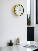 36 cm Sarı Dekoratif Duvar Saati – Rakamlı Beyaz Kadran (PP-3689Y)