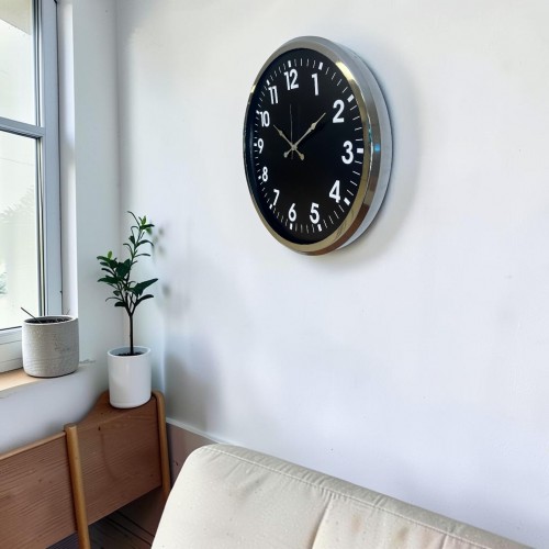 Krom Standart Dekoratif 52 x 52 cm Duvar Saati – Klasik Metal Beyaz Kadran